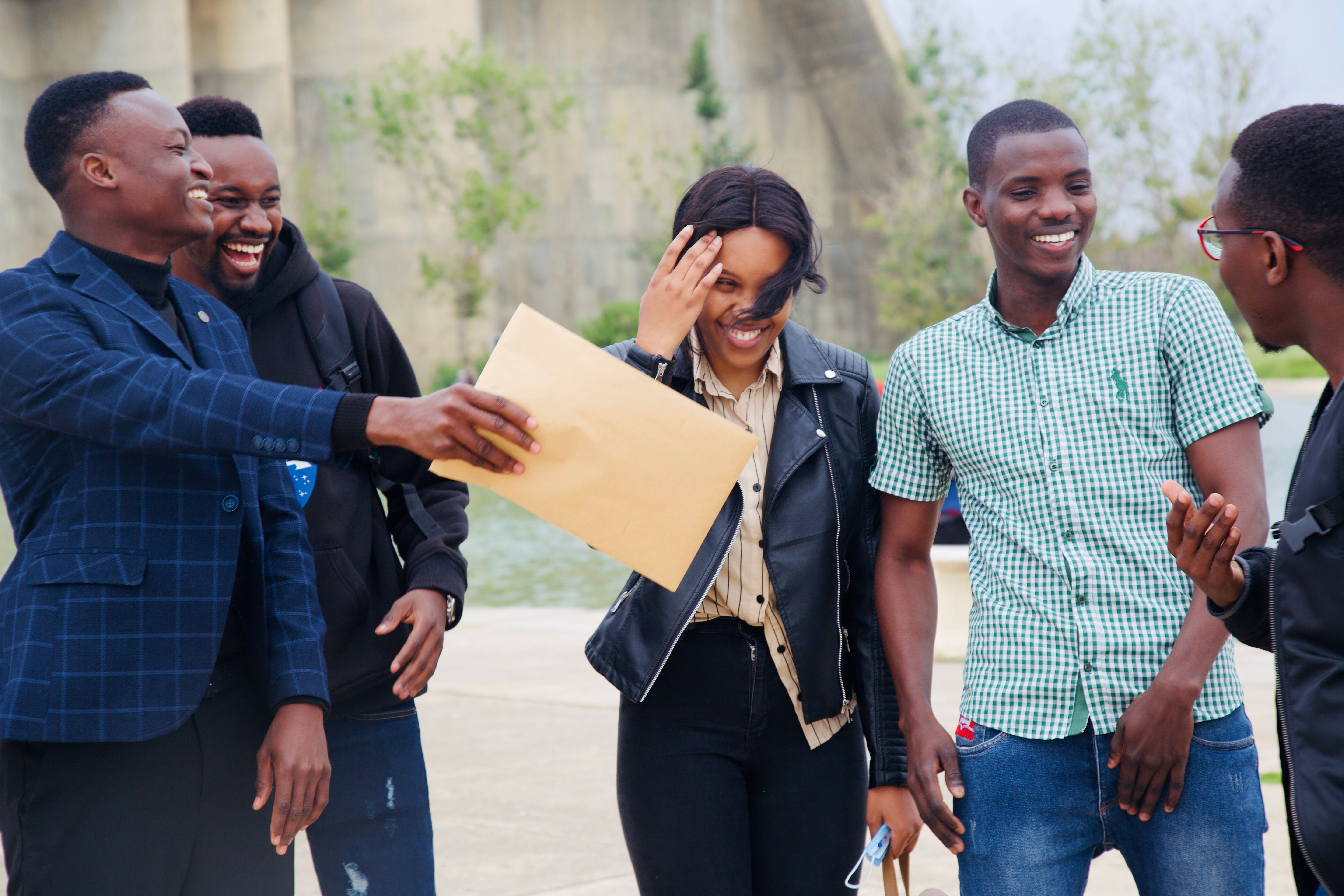 Étudiants qui étudient ensemble